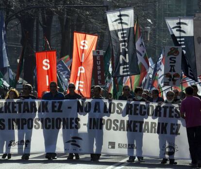 Cabecera de la marcha que ayer recorrió Bilbao contra los recortes.