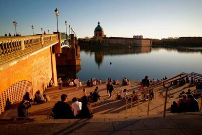 Cúpula de la Grave al atardecer, desde la escalinata de Saint-Pierre, junto al río Garona, en Toulouse (Francia).
