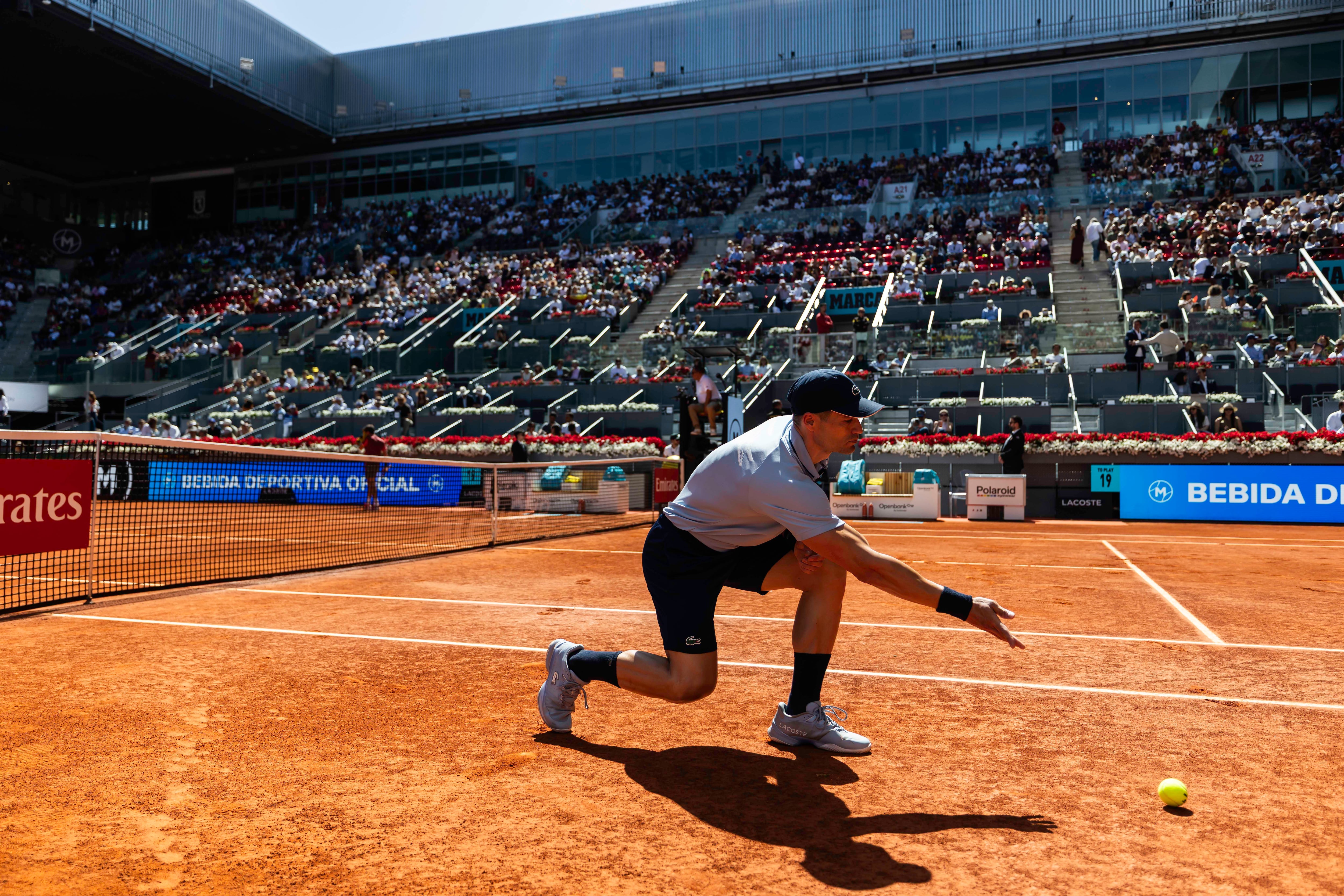 Un recogepelotas lanza una bola en el Masters 1000 de Madrid 2026.

