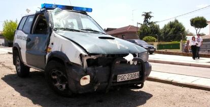 El coche de la Guardia Civil, tras la persecución.