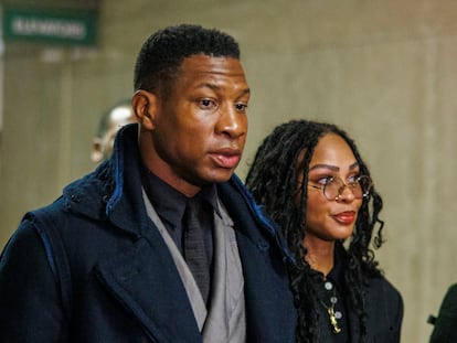 El actor Jonathan Majors llega al tribunal de Nueva York donde se celebró el juicio por agresión de su expareja, Grace Jabbari.