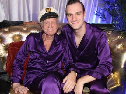 Hugh Hefner y Cooper Hefner, en la mansión Playboy en 2014.