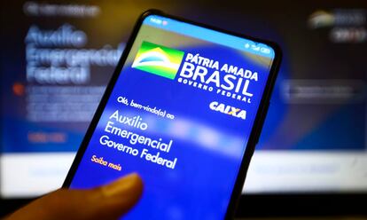 Millones de brasileños recibieron apoyo a través del programa Auxílio Emergencial del Gobierno Federal, para el cual Brasil tuvo que elevar sus niveles de deuda.