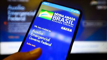 Millones de brasileños recibieron apoyo a través del programa Auxílio Emergencial del Gobierno Federal, para el cual Brasil tuvo que elevar sus niveles de deuda.