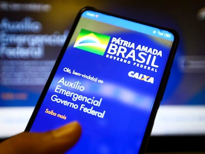 Millones de brasileños recibieron apoyo a través del programa Auxílio Emergencial del Gobierno Federal, para el cual Brasil tuvo que elevar sus niveles de deuda.