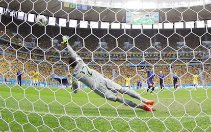 Van Persie marca o primeiro gol da Holanda.