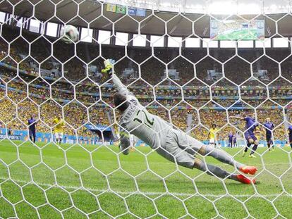 Van Persie marca o primeiro gol da Holanda.