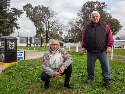 Ricardo Righi and Gustavo Capra, in front of a military barracks that functioned as a clandestine detention center during the dictatorship, in Buenos Aires, on July 14, 2023.