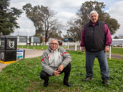 Ricardo Righi y Gustavo Capra, delante de un cuartel militar que en la dictadura funcionó como centro clandestino de detención, en Buenos Aires, el 14 de julio de 2023.