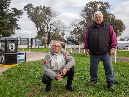 Ricardo Righi y Gustavo Capra, delante de un cuartel militar que en la dictadura funcionó como centro clandestino de detención, en Buenos Aires, el 14 de julio de 2023.