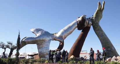 Escultura de Ripoll&eacute;s, derribada por el viento en Castell&oacute;n