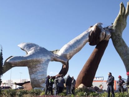 Escultura de Ripollés, derribada por el viento en Castellón