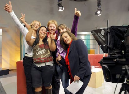 Las internas del centro, en el estudio de televisión de la Facultad de Periodismo de Santiago.