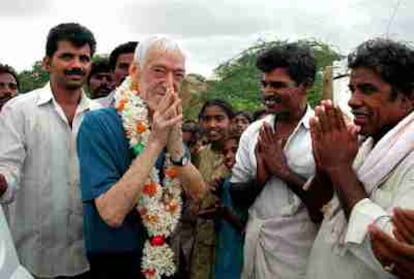 Vicente Ferrer durante un homenaje en un pueblo de Anantapur, donde se desarrolla el trabajo de la Fundación.