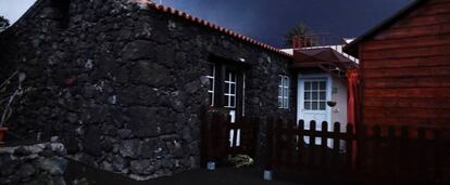 Una casa cubierta de ceniza volcánica, en la isla de La Palma.