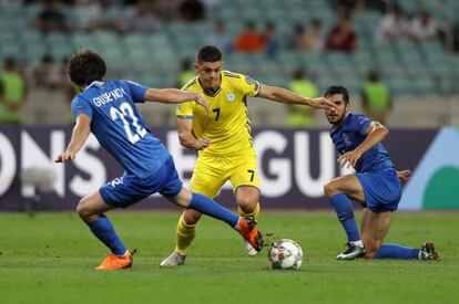 Un jugador de Kosovo (amarillo) regata ante jugadores de Azerbaiyán.