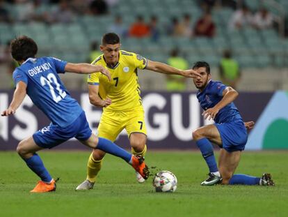 Un jugador de Kosovo (amarillo) regata ante jugadores de Azerbaiyán.