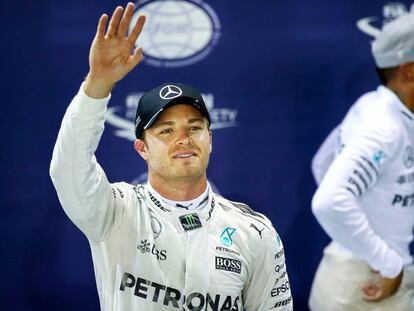 Rosberg celebra tras lograr la pole.