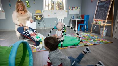 María Luz Trenco Puente con Hugo (en la tumbona), Daniela (con gorro) y Luca en primer término, en la Casa Niño Novo Mencer.