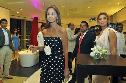 Isabel Preysler está emocionada. La boda de su hijo Julio Iglesias Jr. Con la modelo checa Clarisse, que se espera para este verano, se acerca a pasos agigantados y la futura suegra ha dicho en México que espera el momento con mucha ilusión. Acompañada por los novios, la ex de Julio Iglesias asistió el miércoles a la apertura de una tienda de Porcelanosa en Ciudad de México y habló también del reciente aborto de su hija Chábeli. "Ya se encuentra mejor, estamos tristes, pero se está recuperando", dijo, mientras Julio José contestaba entre bromas a los reporteros que le preguntaban si habría boda para su hermano Enrique: "Lo único seguro es que yo me casaré antes".