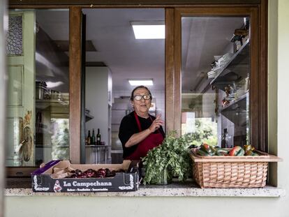 En la imagen, Adoración (Dori) Martínez, cocinera y propietaria de Casa Rula, en Selorio (Asturias).