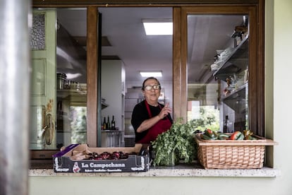 En la imagen, Adoración (Dori) Martínez, cocinera y propietaria de Casa Rula, en Selorio (Asturias).