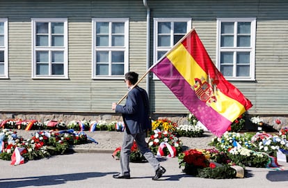 Un hombre sostiene una bandera republicana, este miércoles en Mauthausen.