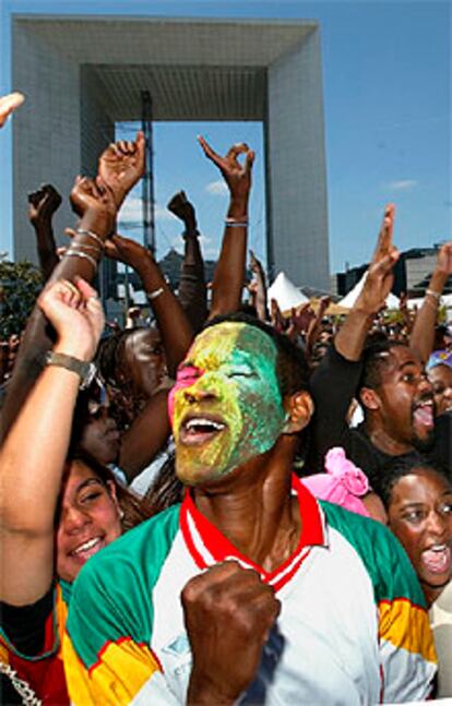 Seguidores de la selección de Senegal celebran la victoria en París.