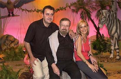 De izquierda a derecha, Carlos Rodríguez, Chicho Ibáñez Serrador y Rosa García, en el plató de <i>Jimanji Kanana.</i>