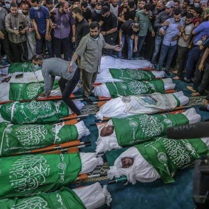Funeral de 15 palestinos que murieron en un ataque aéreo de las Fuerzas israelíes, este jueves en Gaza.