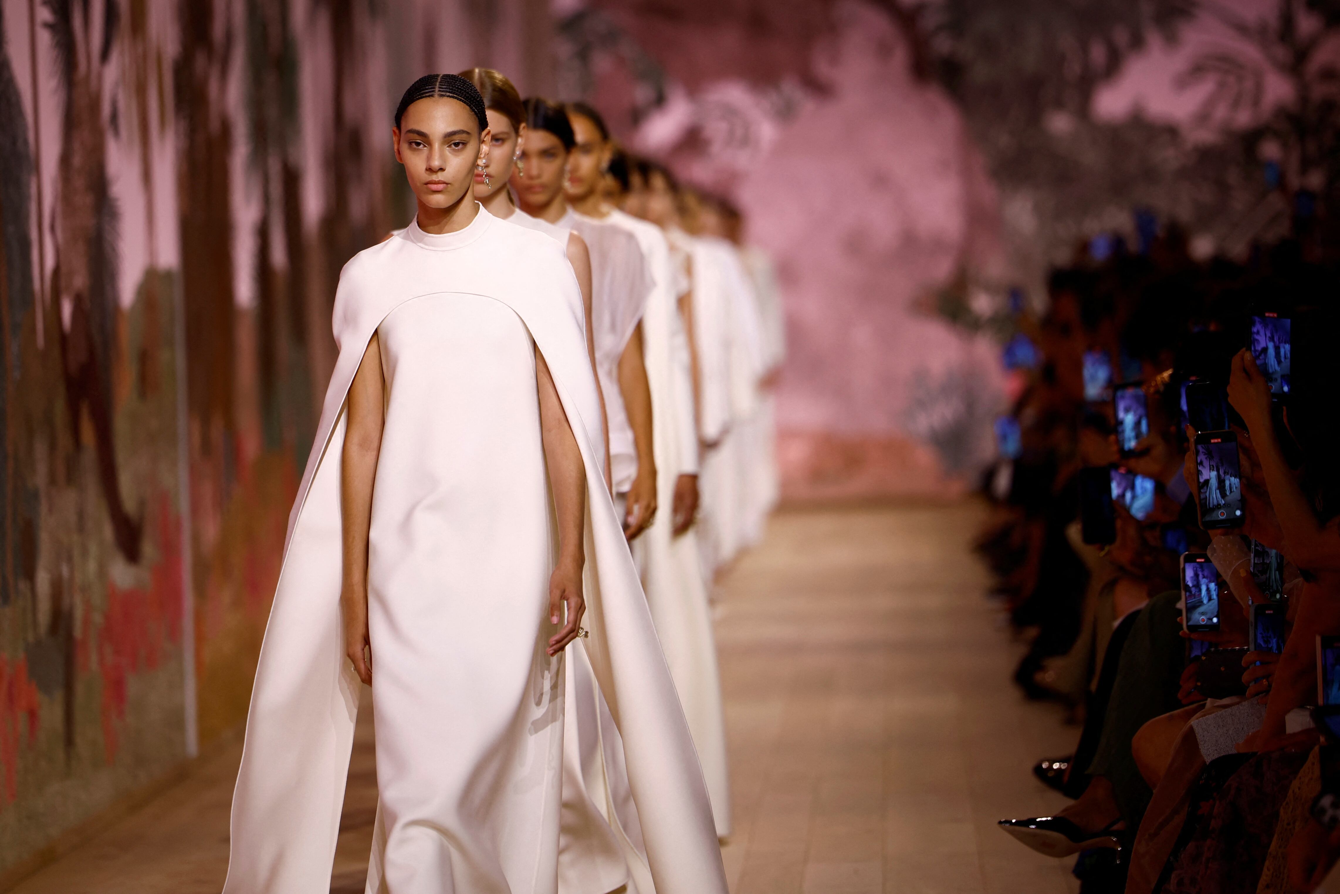 Las modelos desfilas con las creaciones de Maria Grazia Chiuri para la colección de alta costura otoño-invierno 2023, presetnada en París el 3 de julio de 2023.