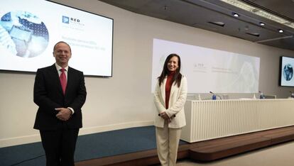 El consejero delegado de REE, Roberto García Merino, y la presidenta, Beatriz Corredor, presentan el nuevo plan estratégico del operador de la red.