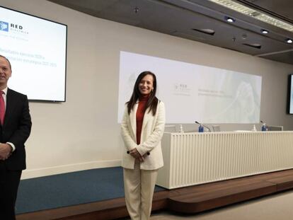 El consejero delegado de REE, Roberto García Merino, y la presidenta, Beatriz Corredor, presentan el nuevo plan estratégico del operador de la red.