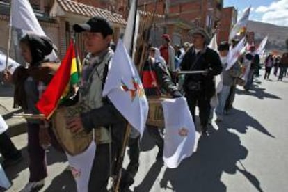 La marcha de indígenas bolivianos que defienden la reserva natural del Tipnis y rechazan una carretera impulsada por el presidente Evo Morales llega a la ciudad de La Paz.