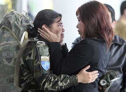 Una soldado del contingente que relevará a tropas españolas en Afganistán se despide ayer en Zaragoza.