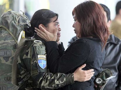 Una soldado del contingente que relevará a tropas españolas en Afganistán se despide ayer en Zaragoza.