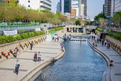 El arroyo de Cheonggyecheon, en Seúl.