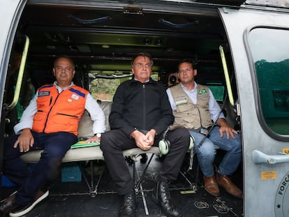 Bolsonaro, este viernes en un helicóptero antes de despegar para sobrevolar la ciudad de Petrópolis.