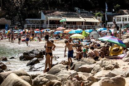 Turistes a la cala Aiguablava, a Begur, l'estiu passat. 