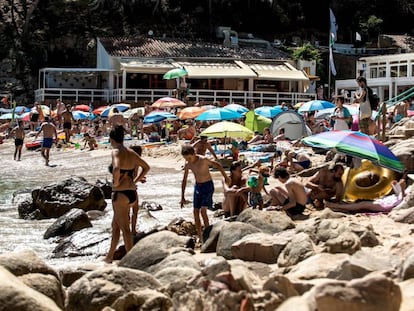 Turistes a la cala Aiguablava, a Begur, l'estiu passat. 