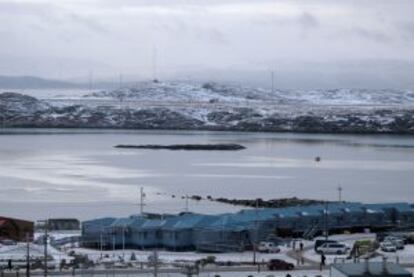 La población de Iqaluit, en el Ártico canadiense, a orillas de una bahía que se congela completamente en invierno.
