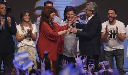 Alberto Fernández saluda a Cristina Fernández tras conocer el resultado electoral.