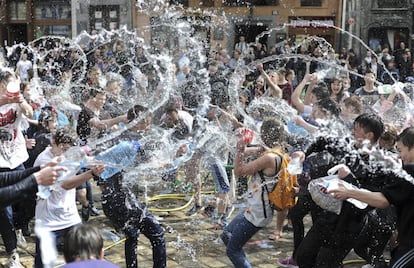 Una celebración que llama la atención sobre la importancia del agua dulce así como de la gestión sostenible de los recursos acuíferos. En la imagen, un grupo de jóvenes participan en una batalla de agua en la ciudad de Lviv (Ucrania), el 21 de marzo de 2017.