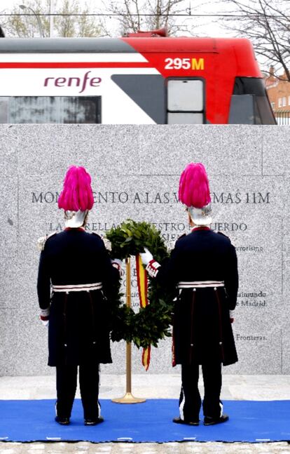 Cuando la Asociación 11-M Afectados, presidida por Pilar Manjón, propuso erigir un monumento en la Estación de El Pozo, el teniente de alcalde de Madrid, Manuel Cobo, les dijo que a este paso "tendrían monumentos hasta las putas de Montera", según ha denunciado la propia Manjón esta mañana en Atocha. Esta negativa inicial no ha impedido al Ayuntamiento, sin embargo, inaugurar hoy a bombo y platillo el monumento de Peridis. Pilar Manjón lo inaugurará esta tarde en otro acto.