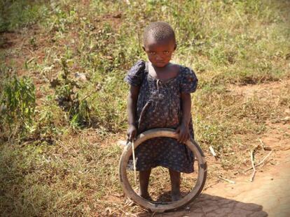 Niña jugando con un neumático alrededor de la aldea Cyaruzinge, en Ruanda.