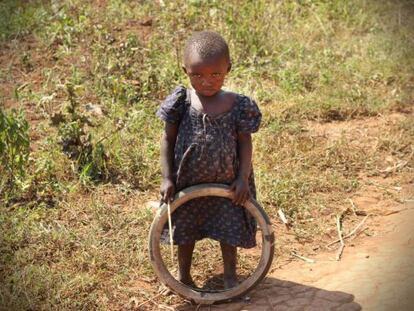 Niña jugando con un neumático alrededor de la aldea Cyaruzinge, en Ruanda.