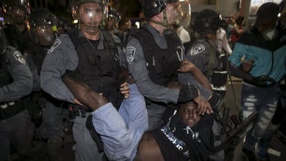 Un manifestant d'origen etíop és detingut a Tel Aviv.