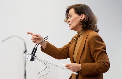 La exvicepresidenta Carmen Calvo tras presentar una iniciativa para que el Defensor del Pueblo lidere la investigación de los abusos en la Iglesia.