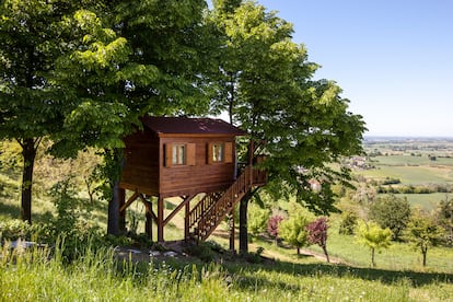 Se puede disfrutar de solarium y piscina en este alojamiento de San Salvatore Monferrato (Italia). Paseos por la naturaleza y rutas ciclistas, enológicas o culturales son algunas de las actividades que pueden hacerse en sus alrededores.