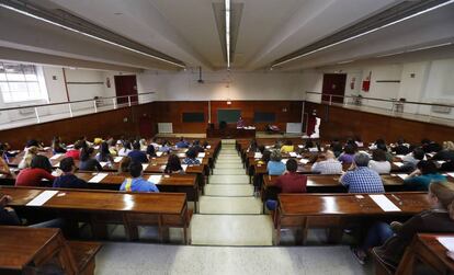Opositores examinándose este sábado en un aula de Derecho de la Universidad Complutense, en Madrid